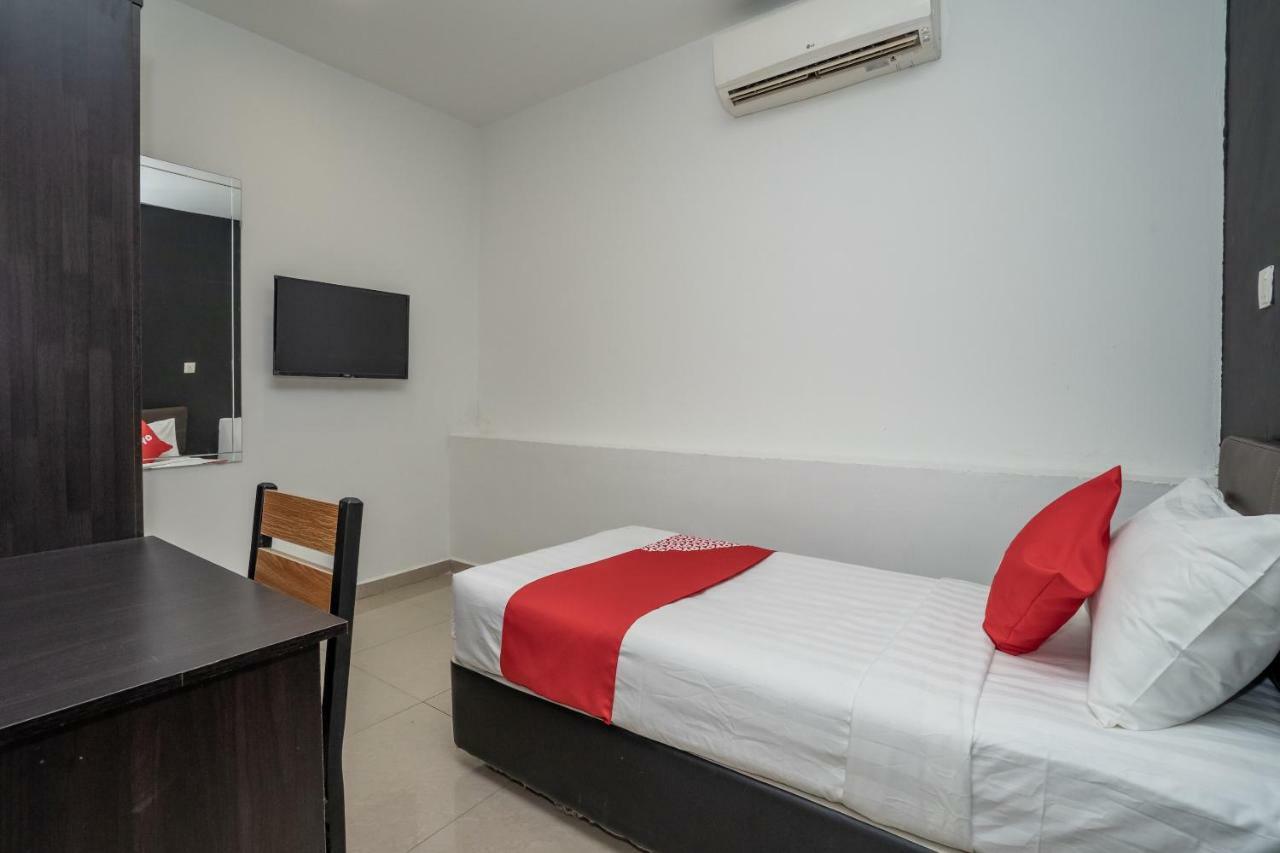 Oyo 1167 Rest And Go Hotel Klang Exterior photo