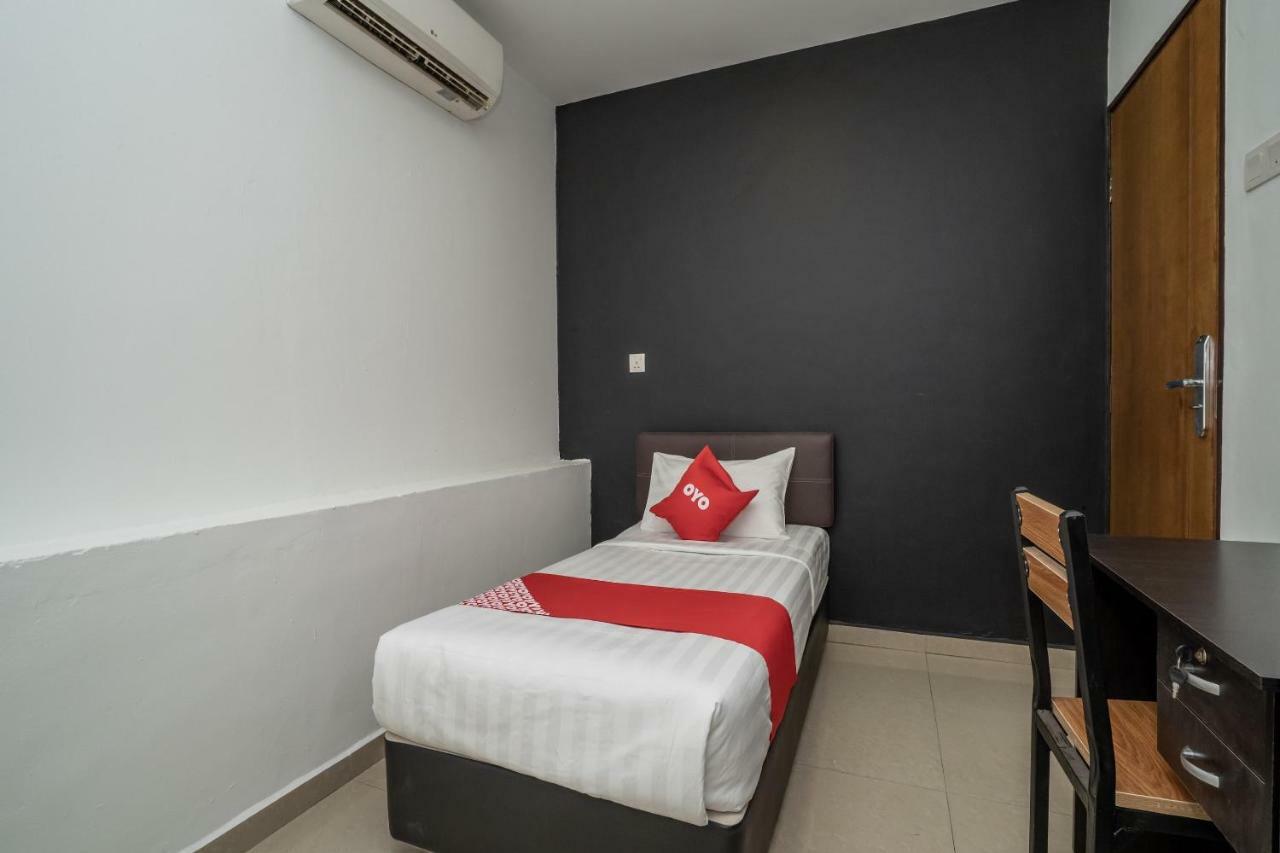 Oyo 1167 Rest And Go Hotel Klang Exterior photo